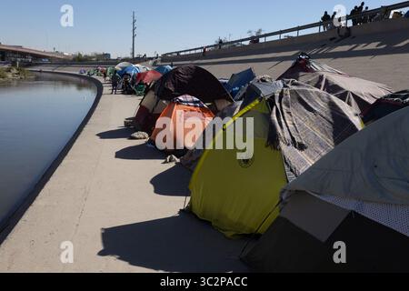 Tende improvvisate fiancheggiano un passaggio pedonale sul canale a Ciudad Juarez, evidenziando la grave povertà e i senzatetto che colpiscono molti residenti in questa città di confine. Foto Stock
