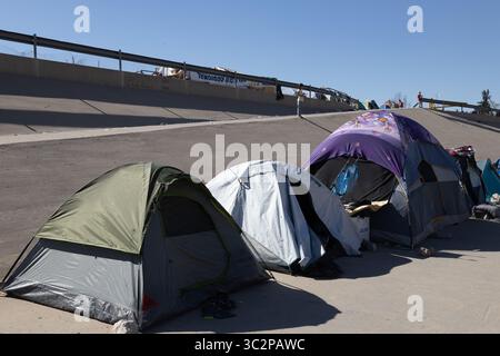 Tende improvvisate sotto un ponte a Ciudad Juarez, evidenziando la difficile situazione dei migranti in cerca di rifugio al confine tra Stati Uniti e Messico tra le sfide in corso in materia di immigrazione. Foto Stock