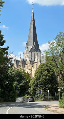 La storica Stiftbergkirche (chiesa di Santa Maria) a Herford, Germania, un'alta chiesa gotica con una suggestiva guglia, vista in una giornata di sole. Foto Stock