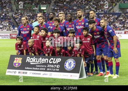 23 luglio 2019 - Tokyo, Giappone - i giocatori del FC Barcelona posano per una foto di gruppo con i bambini prima della partita tra il FC Barcelona e il Chelsea FC al Saitama Stadium 2002. Il Chelsea FC ha vinto 2-1 contro il Barcellona nella Rakuten Cup, a Saitama. (Immagine di credito: © Rodrigo Reyes Marin/ZUMA Wire) Foto Stock