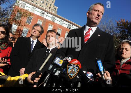 31 dicembre 2008 - Manhattan, New York, Stati Uniti d'America - NEW YORK, NY - 14 NOVEMBRE: Il sindaco di New York Bill de Blasio (centro) sta con Bertrand Lortholary, Consiglio generale di Francia a New York, con la polizia fuori dal Consolato generale di Francia a New York il giorno dopo un attacco ai civili a Parigi il 14 novembre 2015 a New York. Almeno 100 persone sono state uccise in una popolare sala concerti di Parigi, uno degli almeno 6 attacchi terroristici nella capitale francese. Il presidente francese Francois Hollande chiuse i confini francesi a seguito degli attacchi. ..persone: Il sindaco di New York Bill de BL Foto Stock