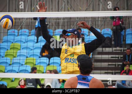 24 luglio 2019, Lima, Lima, Perù: Beach volley; Thiago Dealtry dal Brasile in azione in un round preliminare durante i Giochi Panamericani di Lima 2019 (Credit Image: © Carlos Garcia Granthon/ZUMA Wire) Foto Stock