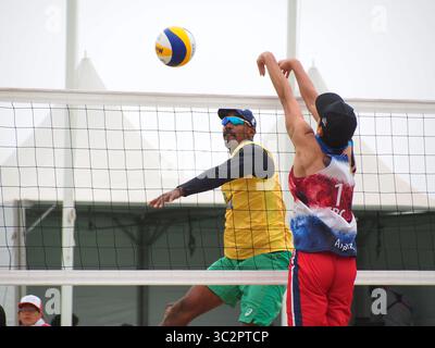 24 luglio 2019, Lima, Lima, Perù: Beach volley; Thiago Dealtry dal Brasile (C) e Victor Alpizar (F) dal Costa Rica in azione in un round preliminare durante i Giochi Panamericani di Lima 2019 (Credit Image: © Carlos Garcia Granthon/ZUMA Wire) Foto Stock