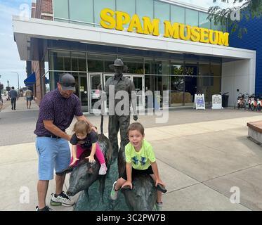 Austin, Minnesota, Stati Uniti. 21 luglio 2025. Lo Spam Museum è una popolare attrazione turistica di Austin, Minnesota. I display raccontano la storia del prodotto a base di carne in scatola venduto in tutto il mondo. Ci sono quiz di spam, descrizioni di come varia nei diversi paesi (così come nelle Hawaii, dove è molto popolare), e c'è un negozio di articoli da regalo. Alcune persone posano per delle foto con le statue di maiale davanti. Lo spam è prodotto dalla Hormel Foods Corporation. (Credit Image: © Mark Hertzberg/ZUMA Press Wire) SOLO PER USO EDITORIALE! Non per USO commerciale! Foto Stock