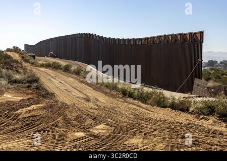 19 giugno 2019, Tecate, CA, Stati Uniti d'America: Una sezione di muro di confine sostitutivo lungo il confine meridionale con il Messico 19 giugno 2019 vicino a Tecate, California. La sostituzione è stata autorizzata sotto l'amministrazione Obama ed è in fase di completamento. (Immagine di credito: © mani Albrecht via ZUMA Wire) Foto Stock