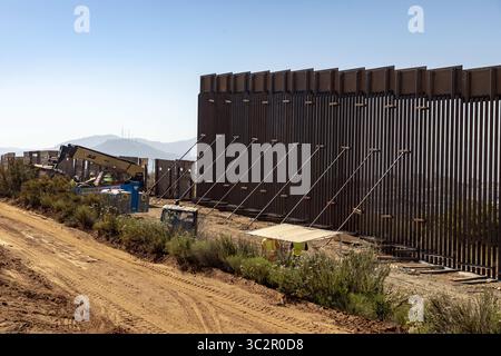 19 giugno 2019, Tecate, CA, Stati Uniti d'America: Gli equipaggi di costruzione continuano i lavori su una sezione di muro di confine sostitutivo lungo il confine meridionale con il Messico 19 giugno 2019 vicino a Tecate, California. La sostituzione è stata autorizzata sotto l'amministrazione Obama ed è in fase di completamento. (Immagine di credito: © mani Albrecht via ZUMA Wire) Foto Stock