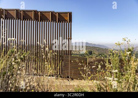 19 giugno 2019, Tecate, CA, Stati Uniti d'America: Una sezione di muro di confine sostitutivo lungo il confine meridionale con il Messico accanto al vecchio muro 19 giugno 2019 vicino a Tecate, California. La sostituzione è stata autorizzata sotto l'amministrazione Obama ed è in fase di completamento. (Immagine di credito: © mani Albrecht via ZUMA Wire) Foto Stock