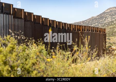 19 giugno 2019, Tecate, CA, Stati Uniti d'America: Una sezione di muro di confine sostitutivo lungo il confine meridionale con il Messico 19 giugno 2019 vicino a Tecate, California. La sostituzione è stata autorizzata sotto l'amministrazione Obama ed è in fase di completamento. (Immagine di credito: © mani Albrecht via ZUMA Wire) Foto Stock