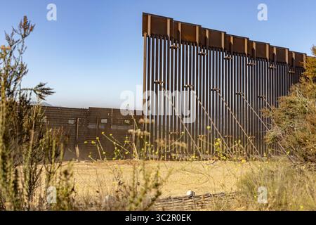 19 giugno 2019, Tecate, CA, Stati Uniti d'America: Gli equipaggi di costruzione continuano i lavori su una sezione di muro di confine sostitutivo lungo il confine meridionale con il Messico 19 giugno 2019 vicino a Tecate, California. La sostituzione è stata autorizzata sotto l'amministrazione Obama ed è in fase di completamento. (Immagine di credito: © mani Albrecht via ZUMA Wire) Foto Stock