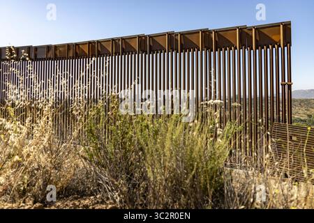 19 giugno 2019, Tecate, CA, Stati Uniti d'America: Una sezione di muro di confine sostitutivo lungo il confine meridionale con il Messico 19 giugno 2019 vicino a Tecate, California. La sostituzione è stata autorizzata sotto l'amministrazione Obama ed è in fase di completamento. (Immagine di credito: © mani Albrecht via ZUMA Wire) Foto Stock
