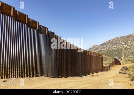 19 giugno 2019, Tecate, CA, Stati Uniti d'America: Una sezione di muro di confine sostitutivo lungo il confine meridionale con il Messico 19 giugno 2019 vicino a Tecate, California. La sostituzione è stata autorizzata sotto l'amministrazione Obama ed è in fase di completamento. (Immagine di credito: © mani Albrecht via ZUMA Wire) Foto Stock