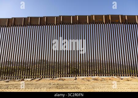 19 giugno 2019, Tecate, CA, Stati Uniti d'America: Una sezione di muro di confine sostitutivo lungo il confine meridionale con il Messico 19 giugno 2019 vicino a Tecate, California. La sostituzione è stata autorizzata sotto l'amministrazione Obama ed è in fase di completamento. (Immagine di credito: © mani Albrecht via ZUMA Wire) Foto Stock