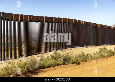 19 giugno 2019, Tecate, CA, Stati Uniti d'America: Gli equipaggi di costruzione continuano i lavori su una sezione di muro di confine sostitutivo lungo il confine meridionale con il Messico 19 giugno 2019 vicino a Tecate, California. La sostituzione è stata autorizzata sotto l'amministrazione Obama ed è in fase di completamento. (Immagine di credito: © mani Albrecht via ZUMA Wire) Foto Stock