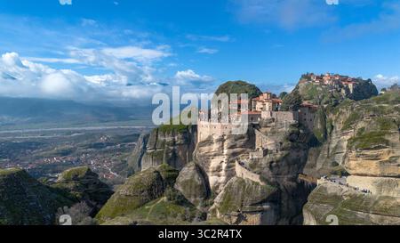 Meteora è una regione rocciosa con monasteri vicino a Kalambaka, in Grecia. Foto Stock