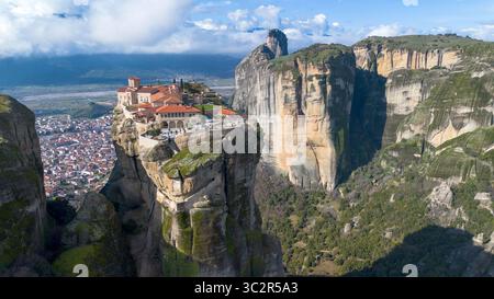 Meteora è una regione rocciosa con monasteri vicino a Kalambaka, in Grecia. Foto Stock