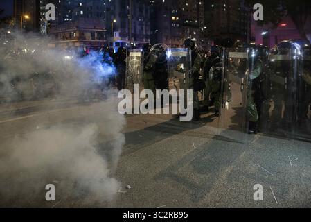 27 luglio 2019, Hong Kong, Cina: Gli agenti di polizia antisommossa sono in guardia durante gli scontri con i manifestanti. Migliaia di manifestanti continuano la loro protesta settimanale contro il governo chiedendo al governo di ritirare completamente la legge sull'estradizione e di istituire una commissione indipendente per esaminare le questioni della polizia usando la forza sproporzionata contro i manifestanti e collegandosi con i membri delle bande locali per attaccare i manifestanti la scorsa settimana. La protesta si è svolta nel distretto di Yuen Long, dove i manifestanti sono stati brutalmente attaccati da una folla di membri delle gang vestiti di bianco la scorsa settimana. (Immagine di credito: © Migu Foto Stock