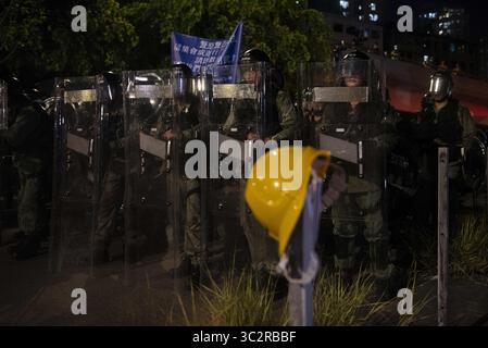 27 luglio 2019, Hong Kong, Cina: Gli agenti di polizia antisommossa sono in guardia durante gli scontri con i manifestanti. Migliaia di manifestanti continuano la loro protesta settimanale contro il governo chiedendo al governo di ritirare completamente la legge sull'estradizione e di istituire una commissione indipendente per esaminare le questioni della polizia usando la forza sproporzionata contro i manifestanti e collegandosi con i membri delle bande locali per attaccare i manifestanti la scorsa settimana. La protesta si è svolta nel distretto di Yuen Long, dove i manifestanti sono stati brutalmente attaccati da una folla di membri delle gang vestiti di bianco la scorsa settimana. (Immagine di credito: © Migu Foto Stock
