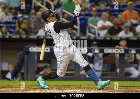 28 luglio 2019, Miami, FL, Stati Uniti: Il shortstop dei Miami Marlins Miguel Rojas (19) colpisce nel secondo inning contro gli Arizona Diamondbacks domenica 28 luglio 2019 al Marlins Park di Miami, Flag. (Credit Image: © TNS via ZUMA Wire) Foto Stock
