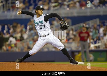 28 luglio 2019, Miami, FL, Stati Uniti: Il lanciatore dei Miami Marlins Elieser Hernandez (57) lancia un pitch nel primo inning contro gli Arizona Diamondbacks domenica 28 luglio 2019 al Marlins Park di Miami, Flag. (Credit Image: © TNS via ZUMA Wire) Foto Stock