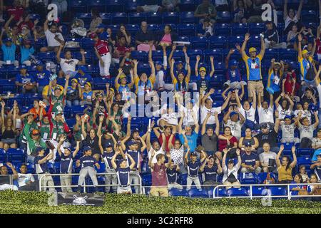 28 luglio 2019, Miami, FL, Stati Uniti: I fan fanno l'onda nel settimo inning durante una partita tra Arizona Diamondbacks e Miami Marlins domenica 28 luglio 2019 al Marlins Park di Miami, Flag. (Credit Image: © TNS via ZUMA Wire) Foto Stock