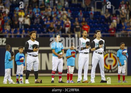 28 luglio 2019, Miami, Florida, Stati Uniti: Gli outfielders dei Miami Marlins stanno al fianco dei bambini per l'inno nazionale prima di una partita contro gli Arizona Diamondbacks domenica 28 luglio 2019 al Marlins Park di Miami, Flag. (Credit Image: © TNS via ZUMA Wire) Foto Stock