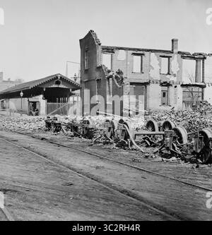 31 maggio 2019, Richmond, Virginia, Stati Uniti: Ruote e vagoni ferroviari bruciati vicino alla stazione ferroviaria di Richmond & Petersburg, guerra di secessione americana, Richmond, Virginia, Stati Uniti, 1865 (immagine di credito: © JT Vintage/Glasshouse via ZUMA Wire) Foto Stock