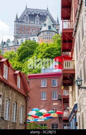 Umbrella Alley, gli iconici ombrelli in rue du cUL-de-Sac nel quartiere Petit Champlain Historic Old Quebec, Canada. Foto Stock