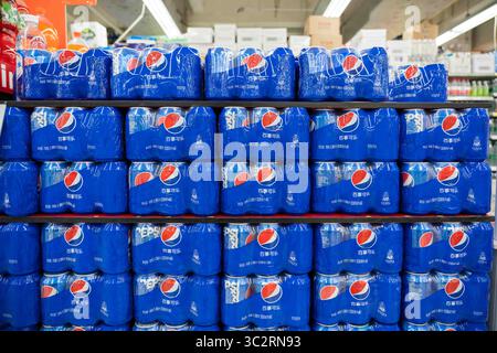 27 luglio 2019, Shanghai, Shanghai, Cina: Lattine di Pepsi viste in un supermercato Carrefour a Shanghai. (Immagine di credito: © Alex Tai/SOPA Images via ZUMA Wire) Foto Stock