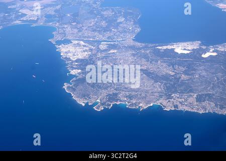 Veduta aerea di un paesaggio costiero che mette in risalto le caratteristiche urbane e naturali. Una vista aerea mozzafiato che mostra un'ampia costa caratterizzata Foto Stock