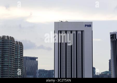 Kuala Lumpur, Malesia - 25 novembre 2022: L'edificio PNB (Permodalan Nasional Berhad), a destra, si trova nel quartiere del centro finanziario di Kuala Lumpur. Foto Stock