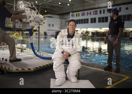 8 luglio 2019, Houston, Texas, Stati Uniti: L'astronauta della NASA Tracy Caldwell Dyson posa per un ritratto indossando la sua tuta spaziale EVA nel Neutral Buoyancy Lab al Johnson Space Center 8 luglio 2019 a Houston, Texas. (Immagine di credito: © Bill Ingalls via ZUMA Wire) Foto Stock