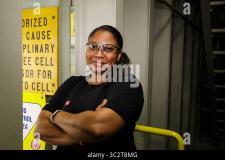 28 giugno 2019, New Orleans, LOUISIANA, Stati Uniti: L'ingegnere del sistema di lancio spaziale della NASA Candis Hills posa per un ritratto presso la Michoud Assembly Facility il 28 giugno 2019 a New Orleans, Louisiana. (Immagine di credito: © Aubrey Gemignani via ZUMA Wire) Foto Stock