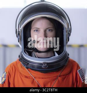 12 luglio 2019, Houston, Texas, Stati Uniti: La candidata astronauta della NASA Kayla Barron posa per un ritratto che indossa una tuta spaziale al Johnson Space Center il 12 luglio 2019 a Houston, Texas. (Immagine di credito: © Bill Ingalls via ZUMA Wire) Foto Stock