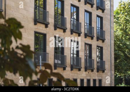 Edificio moderno con piccoli balconi e grandi finestre Foto Stock
