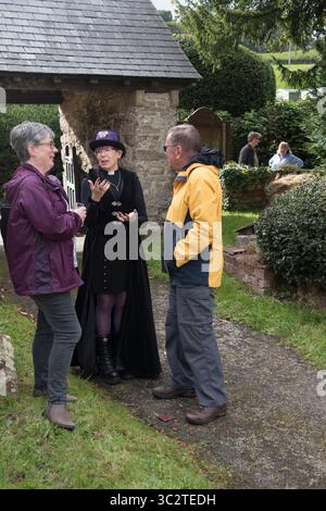 Il Revd. Diana Greenfield saluta i parrocchiani nel cimitero di St. Michael and All Angels, per il servizio Patronale e per la sfida di pietra. Una festa patronale della chiesa del villaggio gallese. 24 settembre 2023. Efenechtyd, Denbigshire, Galles, Regno Unito 2020s HOMER SYKES Foto Stock