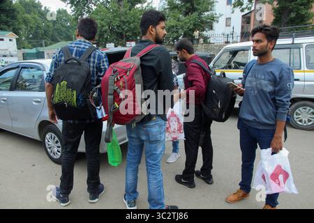 3 agosto 2019: Srinagar, Kashmir. 3 agosto 2019. Turisti e pellegrini attendono il trasporto mentre si preparano a lasciare Srinagar, nel Kashmir amministrato dall'India. Un ordine governativo indiano amministrato dal Kashmir venerdì ha chiesto ai turisti e ai pellegrini indù che visitano un santuario della grotta himalayana in Kashmir di interrompere il loro viaggio e andarsene a causa di problemi di sicurezza.le tensioni sono aumentate nel Kashmir amministrato dall'India a seguito dell'annuncio dello spiegamento di 10.000 truppe aggiuntive nella regione (immagine di credito: © Muzamil Mattoo/IMAGESLIVE via ZUMA Wire) Foto Stock