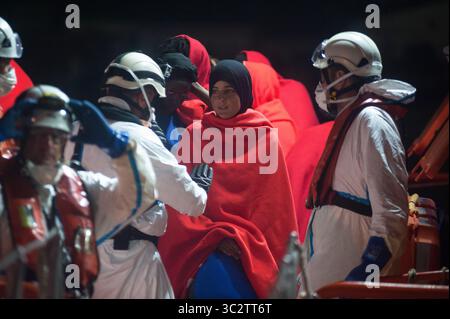 5 agosto 2019, Malaga, Spagna: Una soccorritrice parla con una donna caucasica migrante su una nave di soccorso mentre attende lo sbarco dopo il suo arrivo al porto di Malaga. Il servizio di soccorso marittimo spagnolo ha salvato un totale di 96 migranti (di cui 10 donne e 9 migranti maghrebin) a bordo di due gommoni che attraversavano il mare di Alboran e li ha portati al porto di Malaga, dove sono stati assistiti dalla Croce Rossa spagnola. Secondo fonti governative spagnole, il numero di migranti che cercano di raggiungere le coste spagnole nel 2019 è sceso del 40,2% con un totale di 13,326 migranti rispetto alla pr Foto Stock