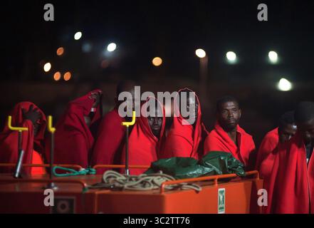 5 agosto 2019, Malaga, Spagna: I migranti sono visti in piedi su una barca di soccorso mentre aspettano di sbarcare dopo il loro arrivo al porto di Malaga. Il servizio di soccorso marittimo spagnolo ha salvato un totale di 96 migranti (di cui 10 donne e 9 migranti maghrebin) a bordo di due gommoni che attraversavano il mare di Alboran e li ha portati al porto di Malaga, dove sono stati assistiti dalla Croce Rossa spagnola. Secondo fonti governative spagnole, il numero di migranti che cercano di raggiungere le coste spagnole nel 2019 è sceso del 40,2% con un totale di 13,326 migranti rispetto all'anno precedente 2018. (Credito immag Foto Stock