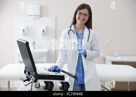 Ecografo professionista con macchina a ultrasuoni in clinica Foto Stock