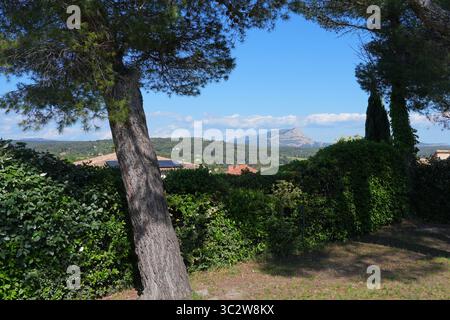 Vista della Montagne Sainte-Victoire, una montagna di roccia calcarea dipinta da Paul Cezanne ad Aix-en-Provence nel sud della Francia. Foto Stock