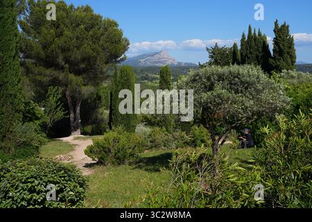 Vista della Montagne Sainte-Victoire, una montagna di roccia calcarea dipinta da Paul Cezanne ad Aix-en-Provence nel sud della Francia. Foto Stock