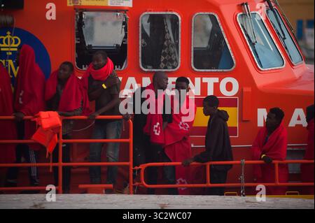 7 agosto 2019, Malaga, Spagna: I migranti sono visti in piedi su una barca di soccorso mentre aspettano di sbarcare dopo il loro arrivo al porto di Malaga. Il servizio di soccorso marittimo spagnolo ha salvato un totale di 73 migranti a bordo di un gommone che attraversava il mare di Alboran e li ha portati al porto di Malaga, dove sono stati assistiti dalla Croce Rossa spagnola. Circa 163 migranti sono stati salvati nelle ultime ore. (Immagine di credito: © Jesus Merida/SOPA Images via ZUMA Wire) Foto Stock