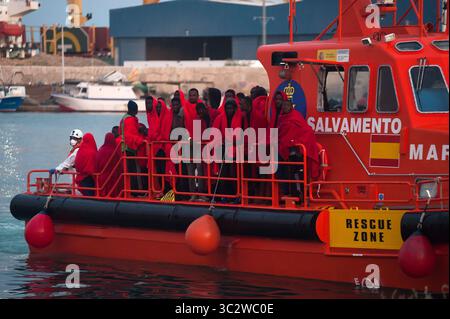 7 agosto 2019, Malaga, Spagna: I migranti sono visti arrivare su un battello di soccorso al porto di Malaga. Il servizio di soccorso marittimo spagnolo ha salvato un totale di 73 migranti a bordo di un gommone che attraversava il mare di Alboran e li ha portati al porto di Malaga, dove sono stati assistiti dalla Croce Rossa spagnola. Circa 163 migranti sono stati salvati nelle ultime ore. (Immagine di credito: © Jesus Merida/SOPA Images via ZUMA Wire) Foto Stock