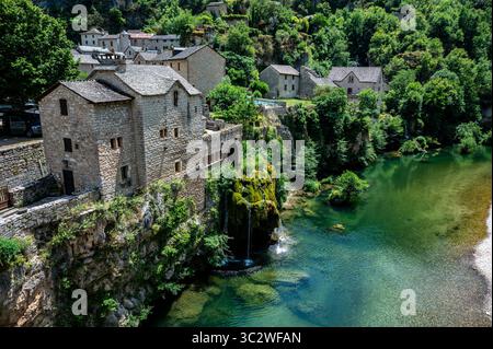 Saint‑Chély‑du‑Tarn: Villaggio sul fiume con cascata nelle Gole del Tarn, Francia Foto Stock