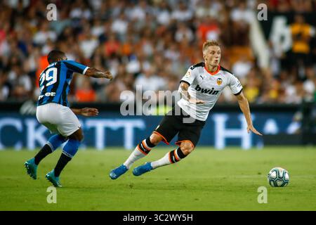 10 agosto 2019, Valencia, VALENCIA, SPAGNA: Daniel Wass di Valencia e Dalbert dell'Inter de Milan durante l'amichevole giocata tra Valencia CF e Inter de Milan allo stadio Mestalla di Valencia, Spagna, il 10 agosto 2019. (Immagine di credito: © AFP7 via cavo ZUMA) Foto Stock
