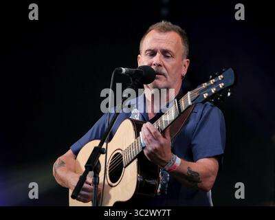 10 agosto 2019, Banbury, Oxfordshire, Regno Unito: Martin Stewart Simpson, cantante folk inglese, chitarrista e cantautore e nove volte vincitore dei BBC radio 2 Folk Awards, artista dell'anno si esibisce dal vivo sul palco della Fairport Convention durante il Cropredy Festival di Banbury. (Immagine di credito: © Dawn Fletcher-Park/SOPA Images via ZUMA Wire) Foto Stock