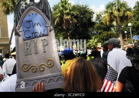 10 agosto 2019, Tavares, Florida, Stati Uniti: Un manifestante ha un cartello con scritto "Jim Crow Rip" durante l'Unite for What's Right march contro il posizionamento di una statua confederata del generale Edmund Kirby Smith nel Lake County Historical Museum. I leader locali hanno votato 3-2 per ospitare la statua del generale confederato che è stata nella National Statuary Hall del Campidoglio degli Stati Uniti, ed è stata sostituita l'anno prossimo da una educatrice afroamericana e sostenitrice dei diritti civili Mary McLeod Bethune. (Immagine di credito: © Paul Hennessy/SOPA Images via ZUMA Wire) Foto Stock