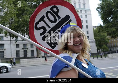 13 agosto 2019, Londra, Greater London, Regno Unito: Un manifestante ha un cartello con scritto stop brexit fuori dall'Ufficio del Gabinetto di Londra durante la manifestazione..i manifestanti si sono riuniti fuori dall'Ufficio del Gabinetto per chiedere la revoca dell'articolo 50 e per fermare la Brexit. (Immagine di credito: © Andres Pantoja/SOPA Images via ZUMA Wire) Foto Stock