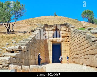 Lo stretto passaggio rettangolare nella monumentale tomba a cupola di Agamennone, il più impressionante tholos miceneo sopravvissuto nell'antica Grecia Foto Stock