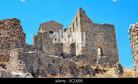 Rovine panoramiche degli edifici della città medievale fantasma abbandonata di Mystras nel Peloponneso, in Grecia Foto Stock